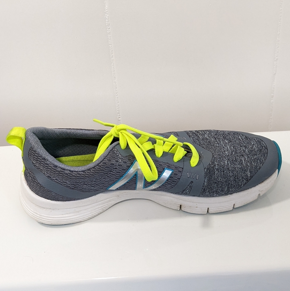 New balance heel pillow sneakers - Picture 3 of 16